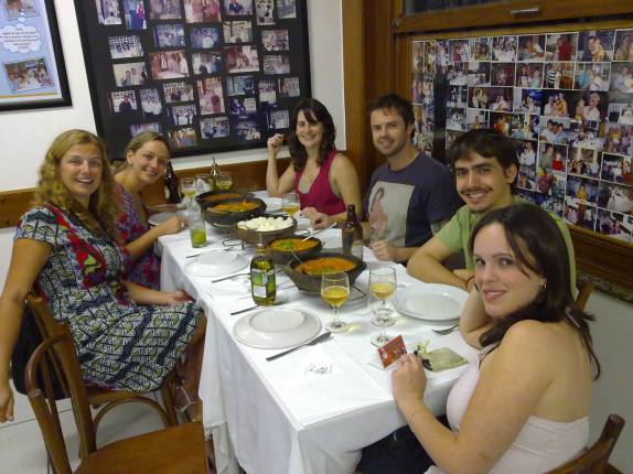 Coma amiga Ana, os padrinhos Rafa e Laura e os sobrinhos Leo e Karen, no restaurante Pirão, em Vitória - ES
